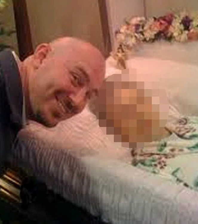 Tinerii speră să câştige premii în bani publicând poze selfie cu rudele moarte/Imagini Daily Mail