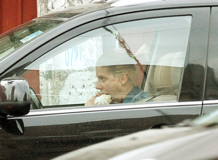 2014. Tili Niculae de acum s-a ras în cap, are freză punk şi înfulecă şaorma la colţ de stradă