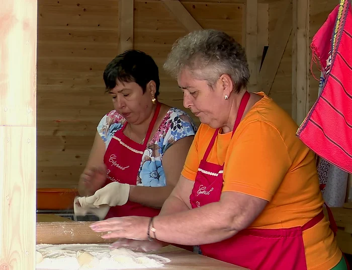 Sofia Zaharia este ajutată de sora ei, Nela. FOTO Iulian Bunilă