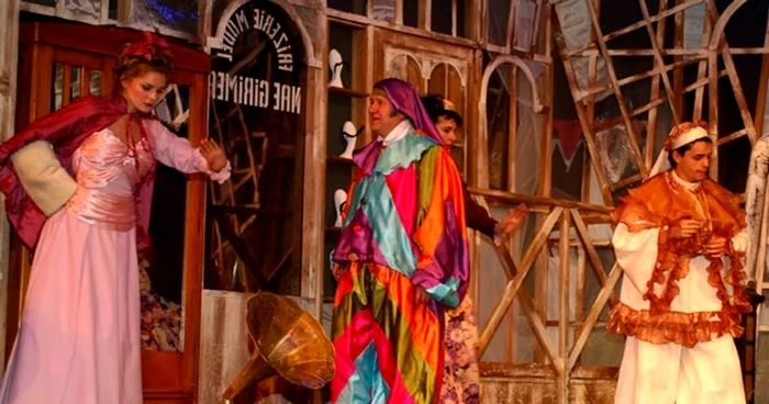 Piesa poate fi văzută mâine la teatrul "Toma Caragiu"