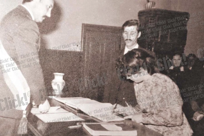 O pictură cu nudul  Danielei tronează pe  peretele din living (Fotografii: Sever Gheorghe)