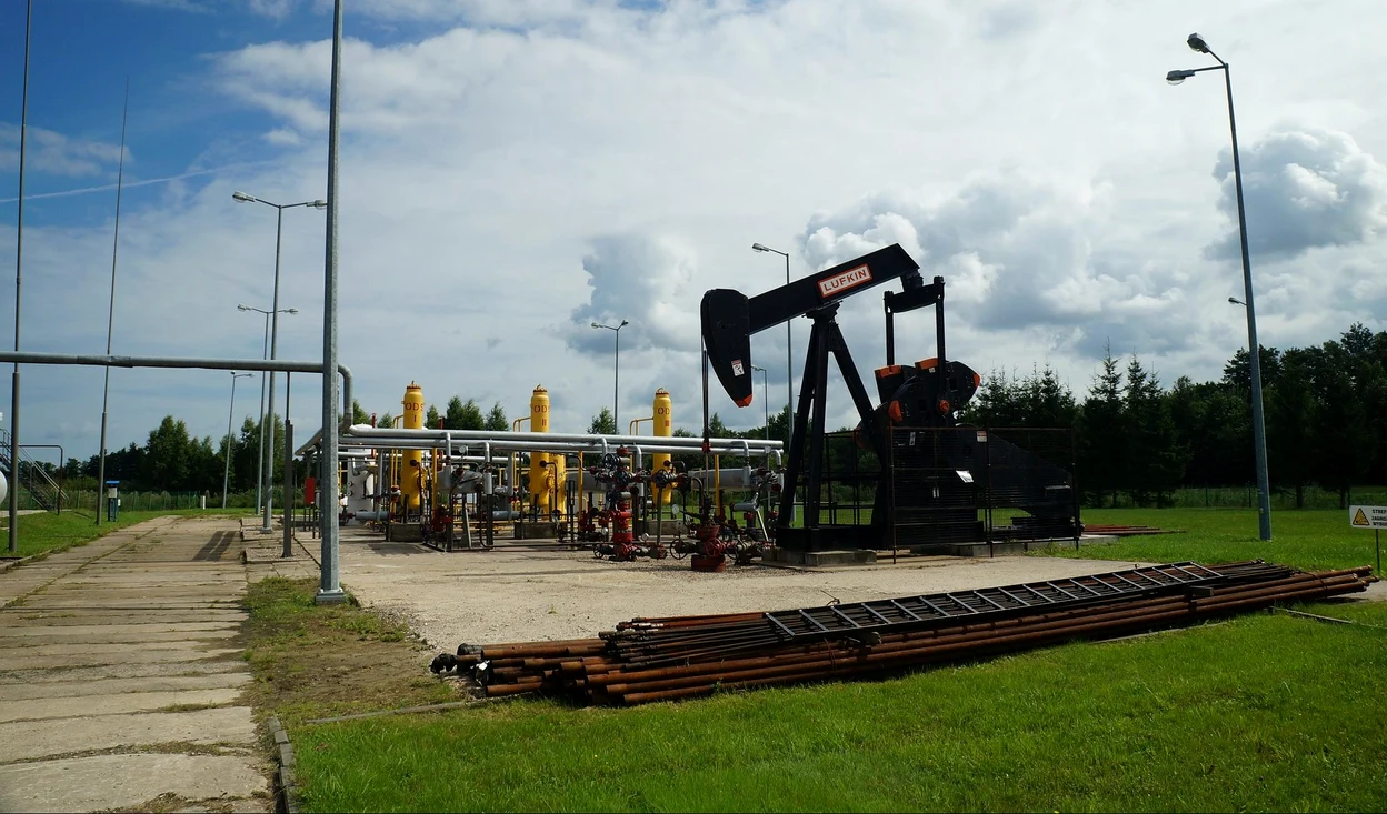 Pandemia și criza economică duc petrolul la 20 dolari pe baril