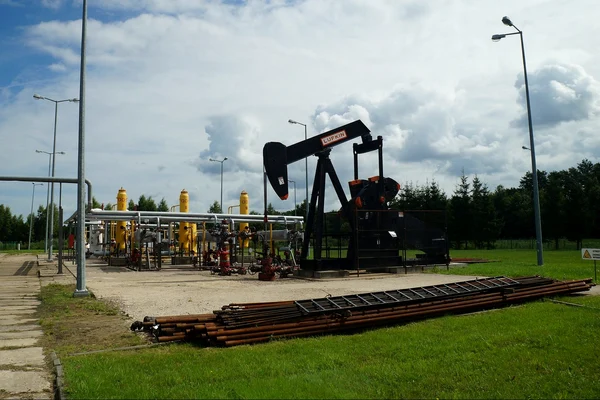 Pandemia și criza economică duc petrolul la 20 dolari pe baril
