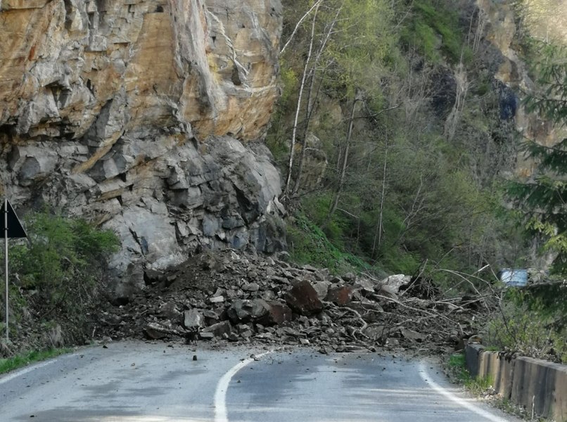 Transalpina, blocată în zona lacului Tău Bistra din Alba. Au căzut stânci de pe versant FOTO