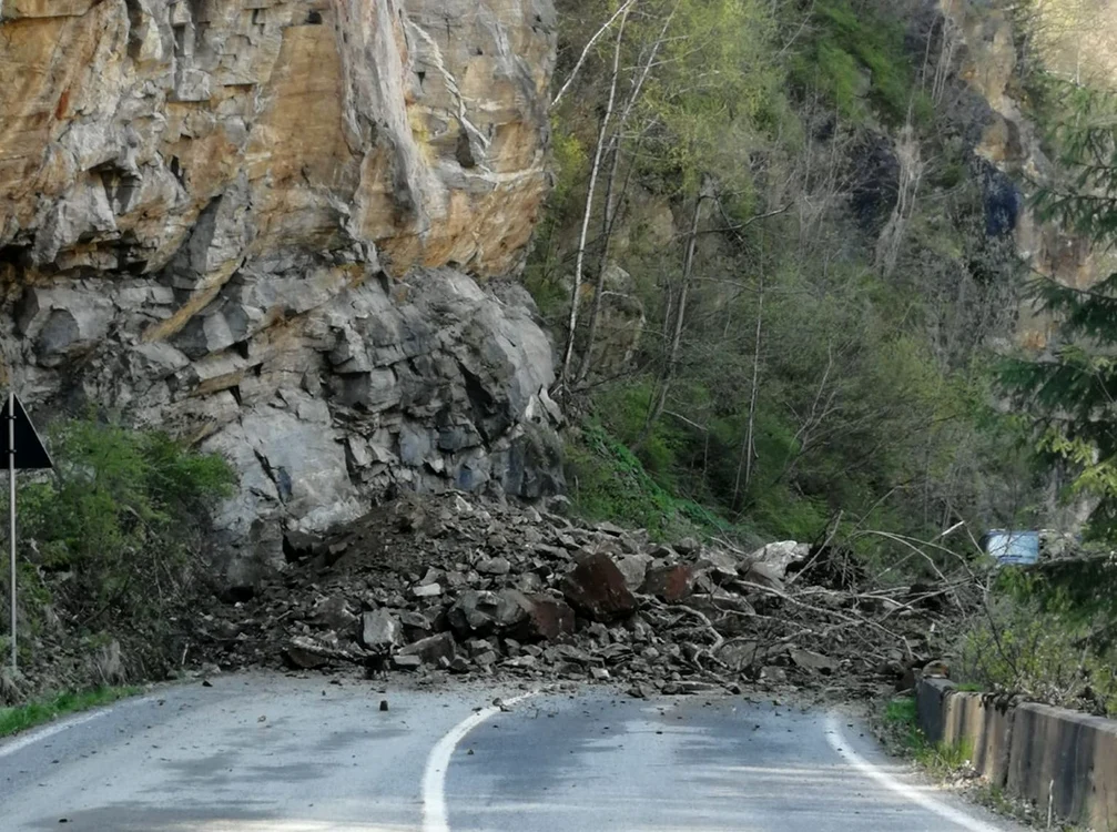 Drumul național a fost blocat în totalitate FOTO Instituția Prefectului Alba