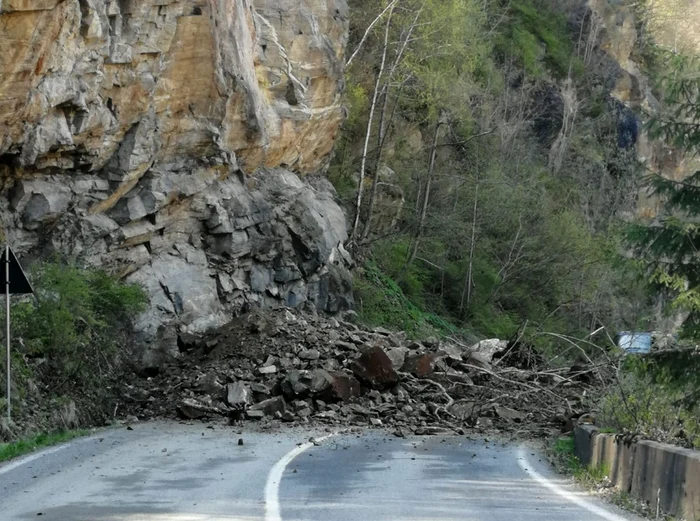 Drumul național a fost blocat în totalitate FOTO Instituția Prefectului Alba