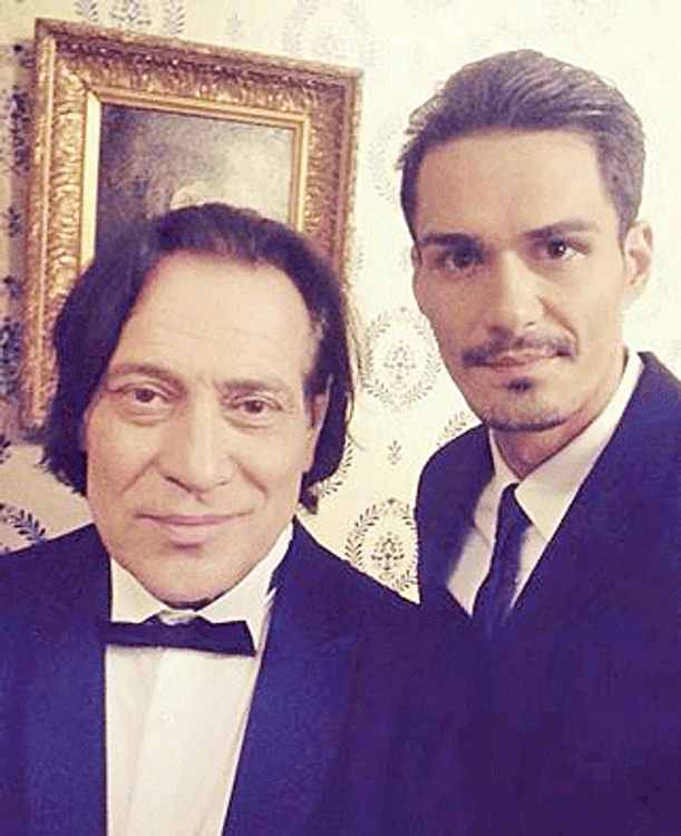 George (dreapta) filmează alături de Marius Bodochi