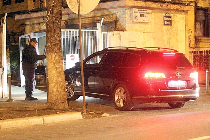 Seara s-a încheiat la Spitalul Elias, unde rapidistul şi-a făcut analizele