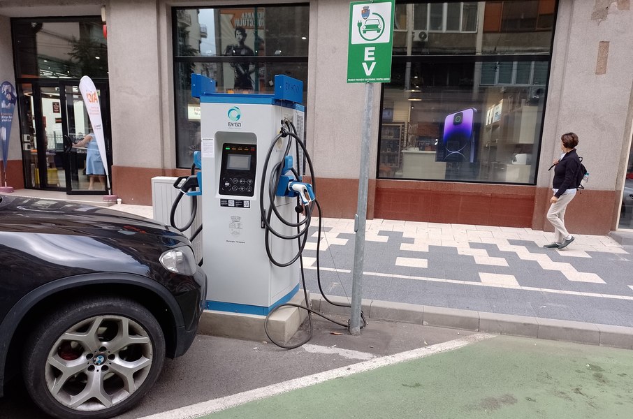 Un român din Franța susține că mașina electrică i-a adus în trei ani o economie de 21.000 de euro