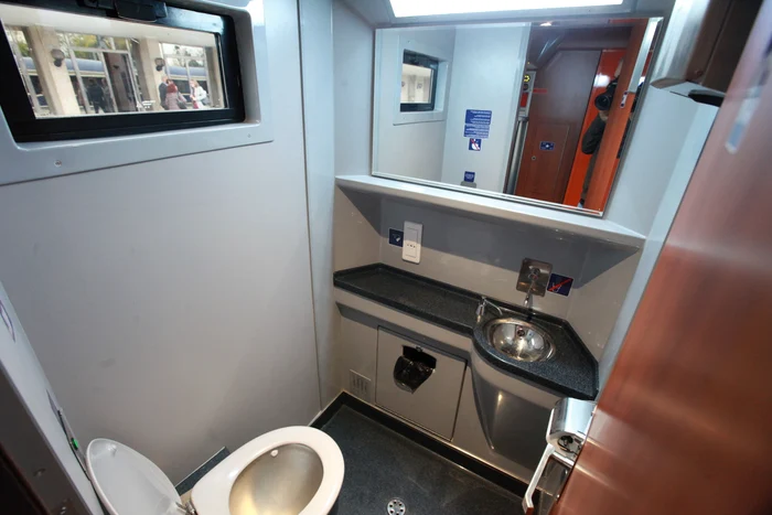 Toaleta arată impecabil