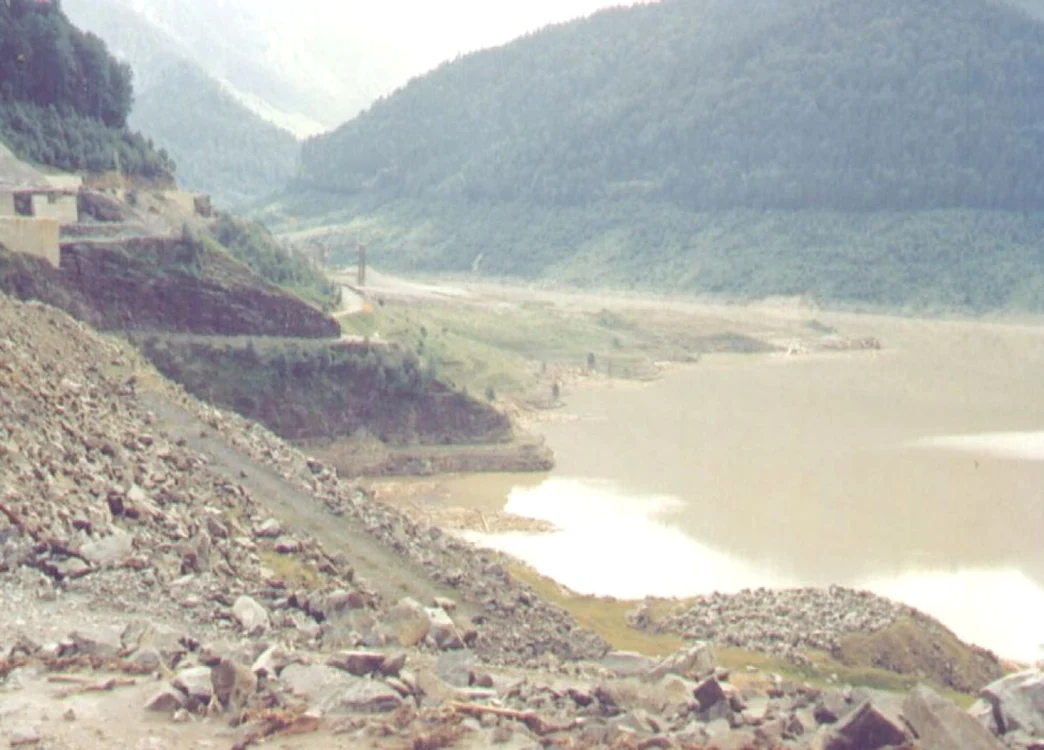 lacul gura apelor in 1999 dupa viitura