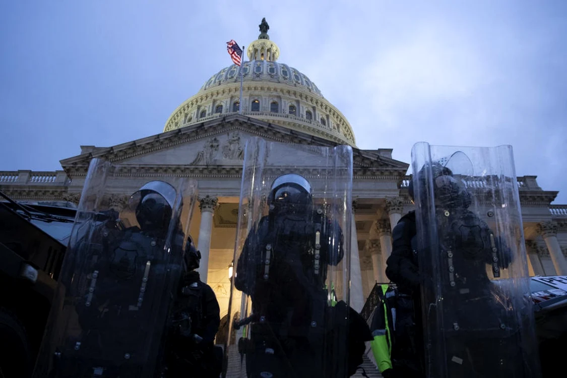 scutieri americani poziționați în fața Capitoliului din Washington