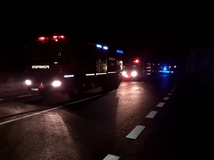 Camion plin cu reactivi pentru depistarea poluării din sol în flăcări pe DN7 - Vâlcea Foto Adevărul