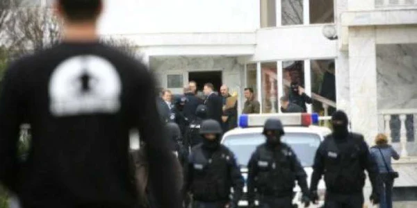 13 percheziţii au loc în mai multe judeţe la evazionişti în domeniul comercializări de pui şi furaje