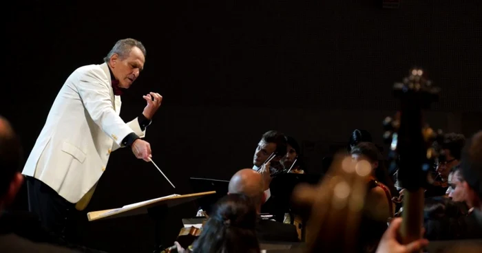 Cristian Mandeal, dirijând Orchestra Română de Tineret la Milano       Fotografii Virgil Oprina