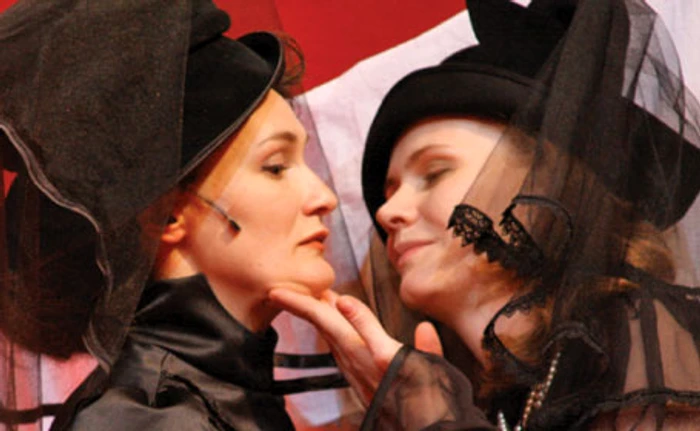 Kató Emőke (Karin) şi Mária (Imola Kézdi), în „Strigăte şi şoapte“, regizat de Andrei Şerban, la Teatrul Maghiar de Stat din Cluj- Napoca