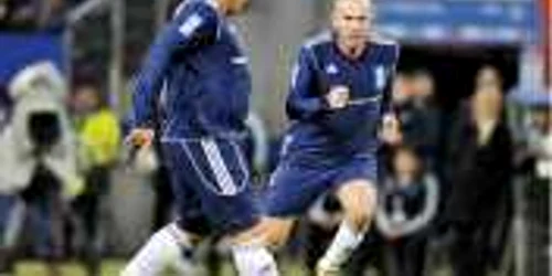 Zidane (dreapta) se menţine în formă, Ronaldo pare că are o minge sub tricou 