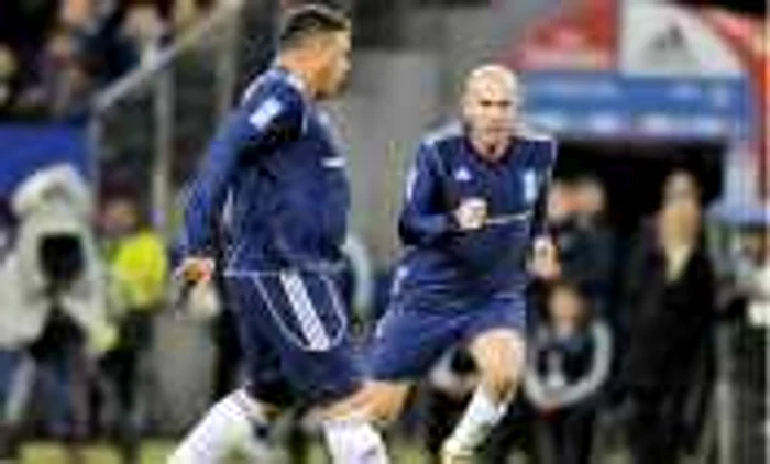 Zidane (dreapta) se menţine în formă, Ronaldo pare că are o minge sub tricou 