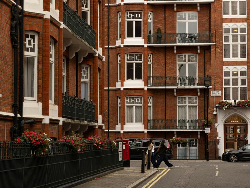 Corupție și la case mai mari. Sute de locuințe sociale dintr-o zonă londoneză plină de români, acordate pe șpagă. Angajații unei primării își „vindeau” serviciile pe Internet