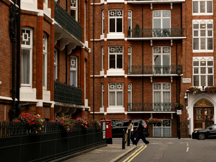 Corupție în Londra. Sute de locuințe sociale acordate pe șpagă. Angajații primăriei își „vindeau” serviciile pe Internet