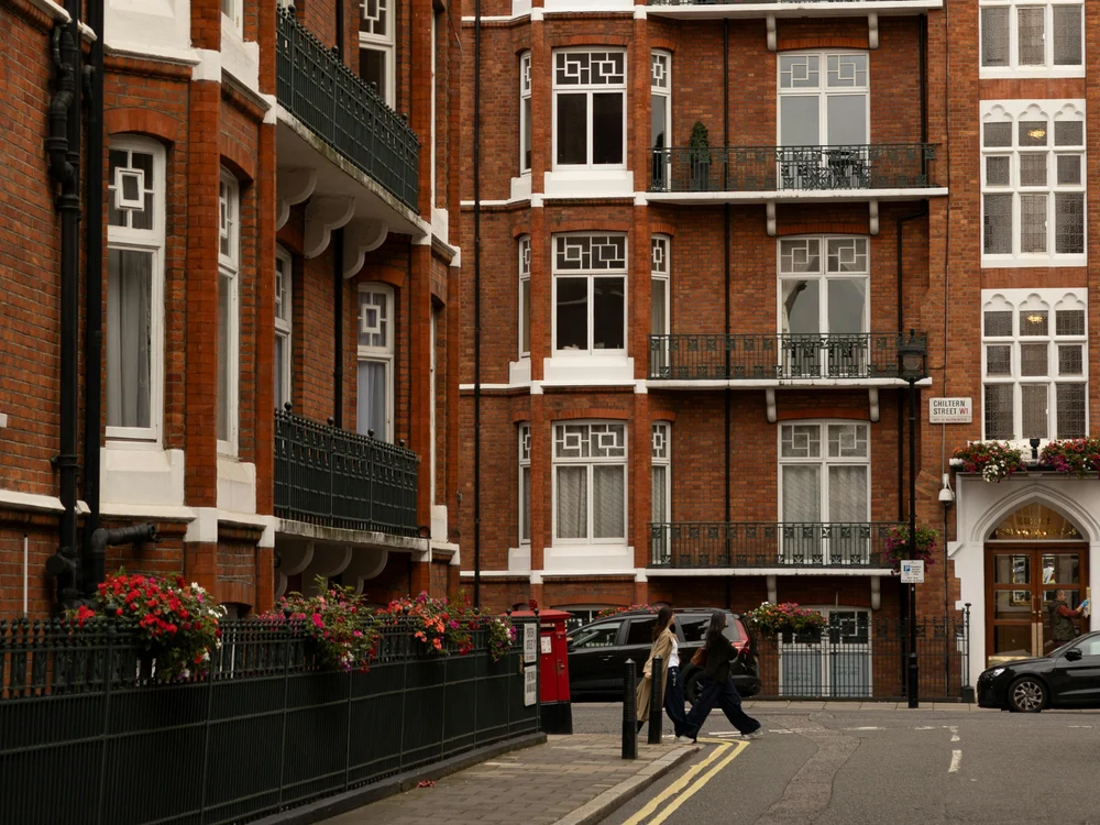 Corupție în Londra. Sute de locuințe sociale acordate pe șpagă. Angajații primăriei își „vindeau” serviciile pe Internet