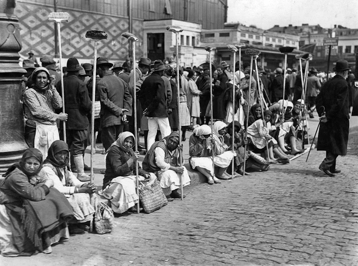 Bucuresti interbelic-Chivuțe, asteptând clientii, 1929 FOTO: Nicolae Ionescu