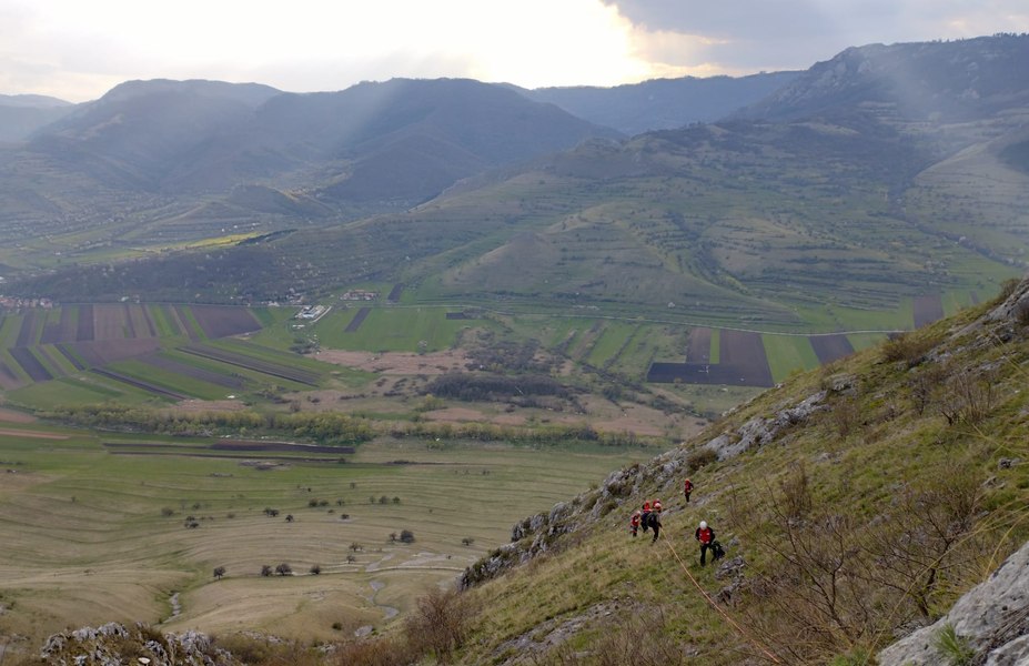  Doi tineri, blocaţi pe un perete stâncos, deasupra Grotei Studenţilor, în Piatra Secuiului