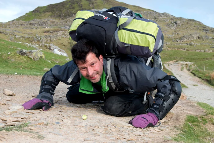 
    Şi-a julit nasul, îl dor cumplit genunchii şi picioarele  