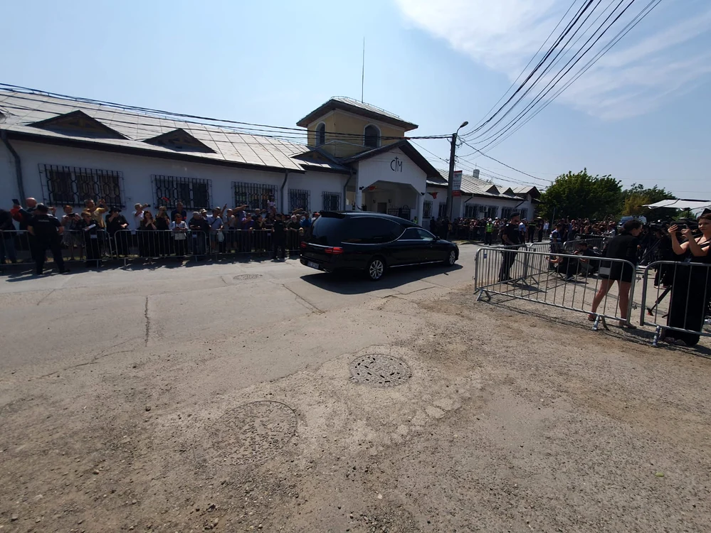 Sicriul cu trupul neînsuflețit al fostului președinte al României a ajuns la cimitir.