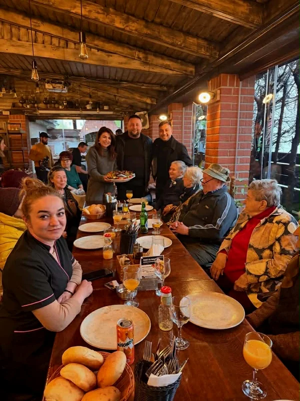 Valentin Sanfira și colega Claudia Ghițulescu au servit mici de 1 Mai cu seniorii de la Căminul de bătrâni Ioachim și Ana, din Mogoșoaia foto: Instagram 