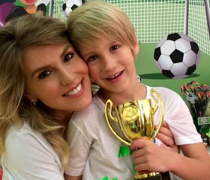 
    Corina, o mămică fericită la ziua fiului ei, Robinfoto: arhiva personală  