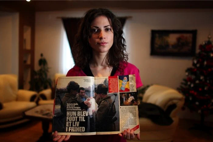 Victoria Chiticariu cu revista în care a apărut ca bebeluş
