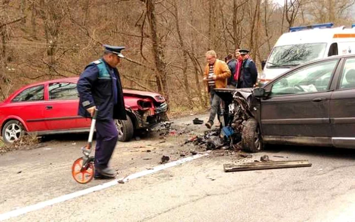 Cele două autoturisme s-au izbit violent. Foto Claudiu Drugă