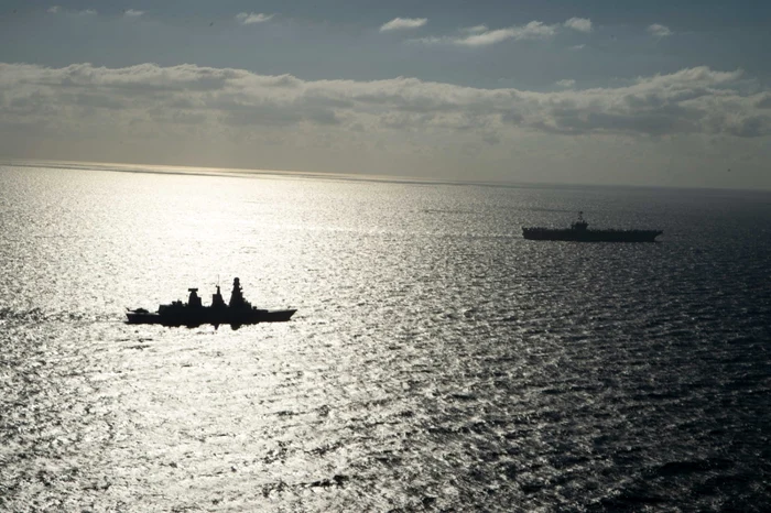 Portavionul USS Harry S. Truman în marş prim Marea Mediterană împreună cu o navă din grupul de luptă FOTO: U.S. Navy/Mass Communication Specialist 3rd Class Bela Chambers