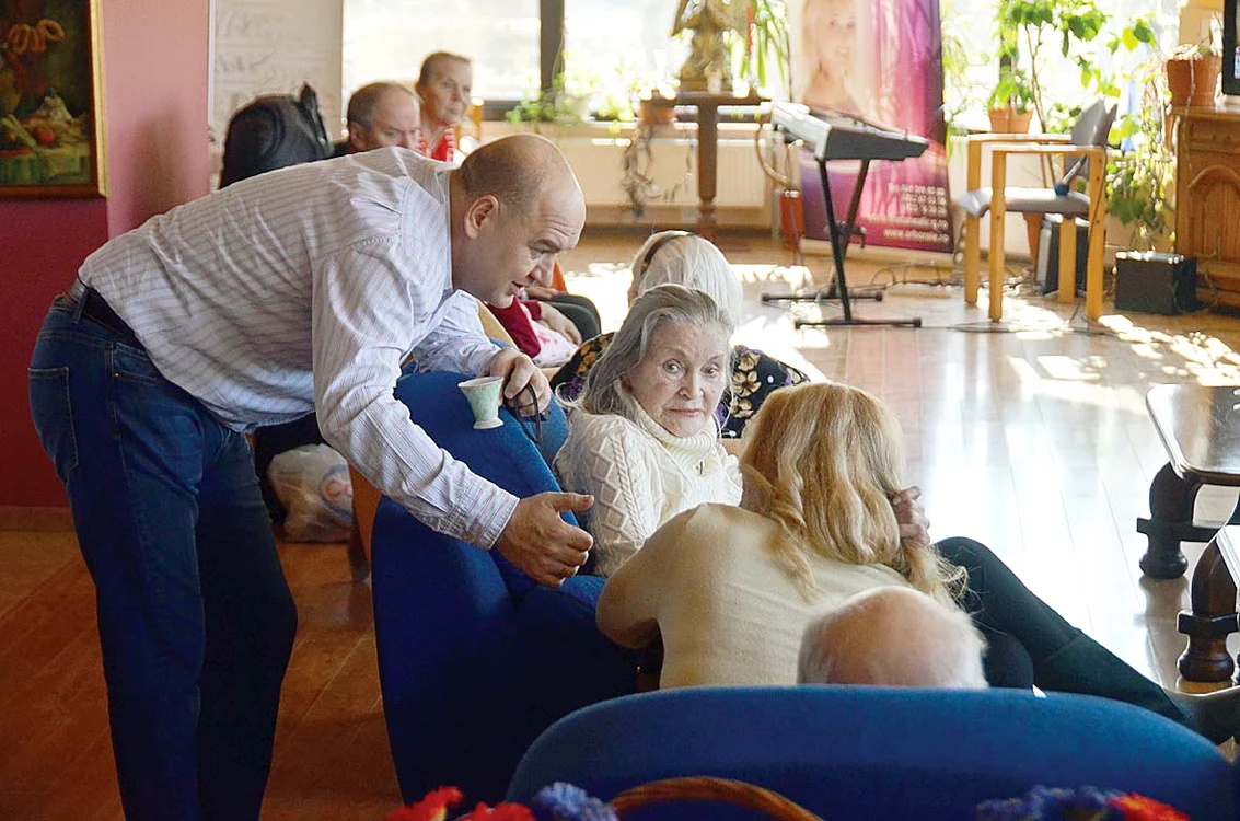 Ion Cassian, patronul centrului, are grijă de Mama Zina