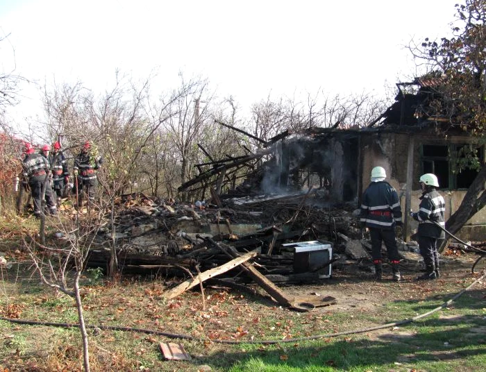 
    Jumătate din casă s-a prăbuşit în urma incendiului  