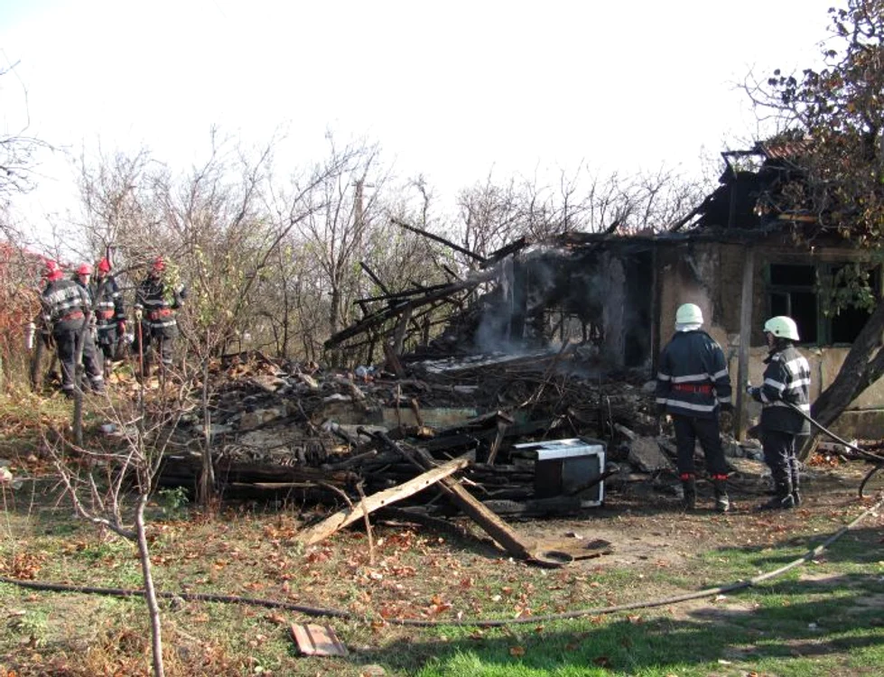 
    Jumătate din casă s-a prăbuşit în urma incendiului  