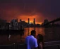 Joseph Rojas şi Abigail Zolotarsky se îmnbrăţişează în timp ce fulgerul loveşte clădirea One World Trade Center din Manhattan New York FOTO Reuters