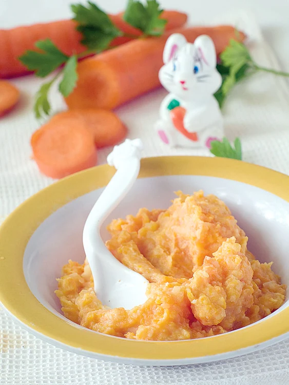 David (8 luni) mănâncă doar de la mama lui, dacă i se spun poveşti