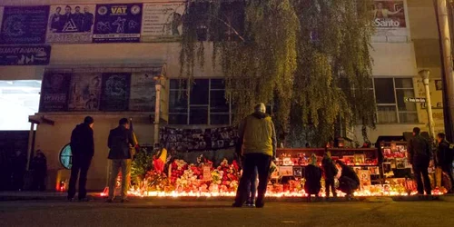 Persoane depun lumanari in memoria victimelor incendiului din Colectiv in fata fostei fabrici Pionierul din Bucuresti FOTO Inquam Photos / Ovidiu Micsik