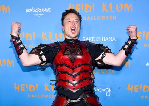 Elon Musk a purtat un costum-armură la petrecerea de Halloween 