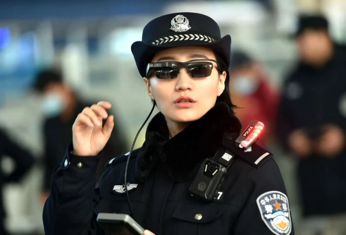 Poliţiştii din China au început să folosească ochelari cu funcţia de recunoaştere facială Foto: AFP