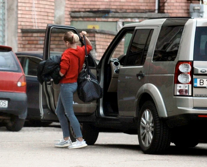 Blonda s-a oprit la sediul unui televiziuni, încărcată de bagaje