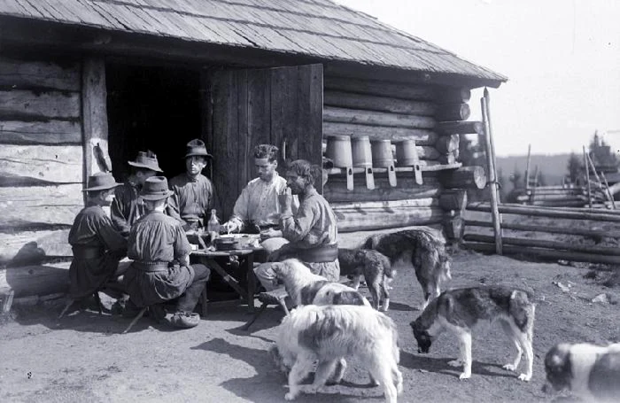 Ciobani la masă. Foto: Adolphe A. Chevallier, 1930