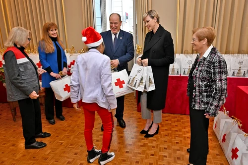 Charlene și Albert de Monaco au oferit cadouri de Crăciun foto Profimedia