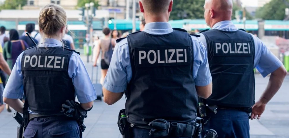 Două găleți dintr-un autocar românesc, motiv de îngrijorare printre polițiști: „Amestecul este atât de dens, încât nu putem vedea dacă este ceva ascuns înăuntru”