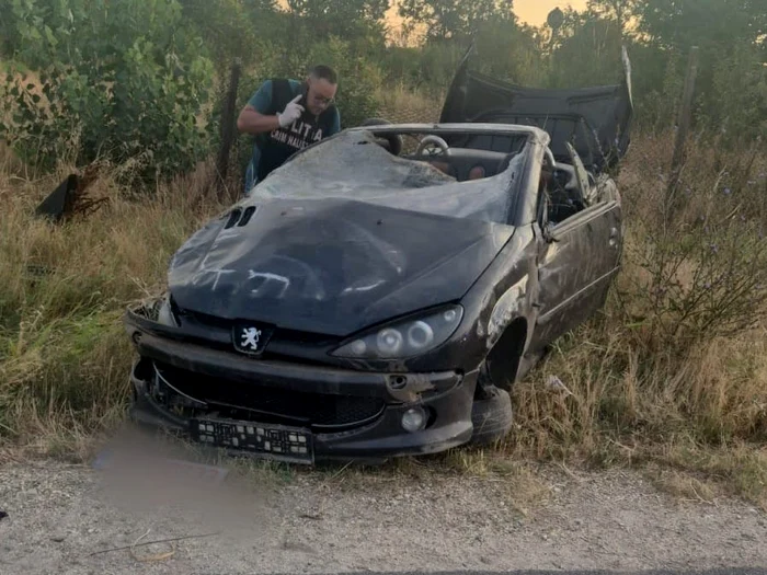 Un bărbat beat și fără permis a provocat un accident în Olt: pasagerul din dreapta a murit după ce mașina s-a răsturnat în șanț