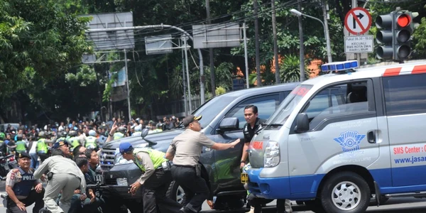 Un poliţist şi trei civili au fost ucişi iar alţi doi poliţişti răniţi după ce un bărbat înarmat a deschis focul asupra unui post de poliţie aflat lângă un mall  în capitala Indoneziei Jakarta FOTO Hepta