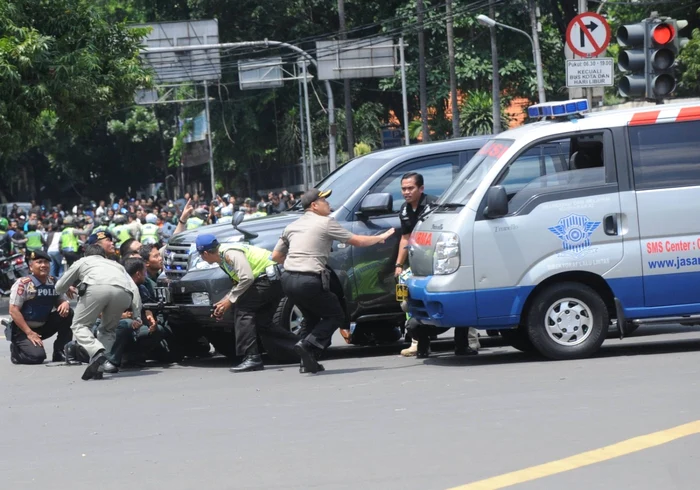 Explozii şi schimburi de focuri la Jakarta FOTO Hepta