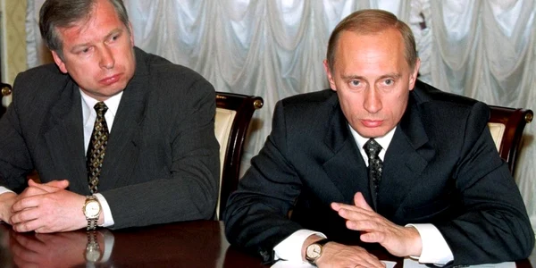 Viktor Cerkesov si Vladimir Putin pe 22 mai 2000 FOTO EPA-EFE